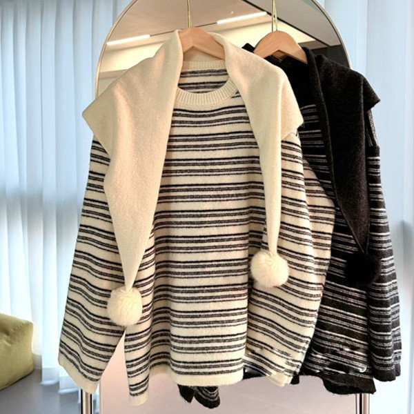 ALORA 帶球披肩橫條紋針織毛衣 