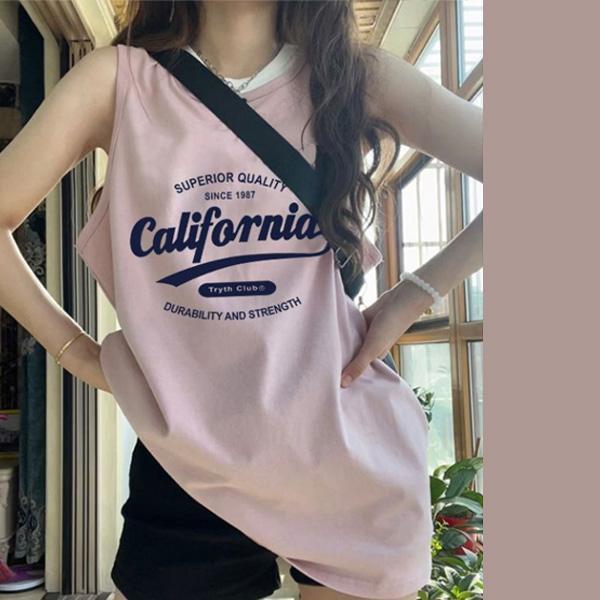 ALORA 粉嫩色系草寫英文字背心 