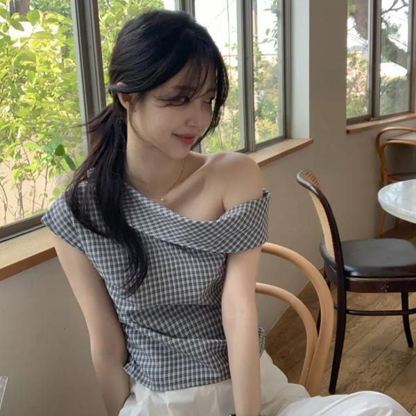 ALORA 精緻女孩微露肩格子上衣 
