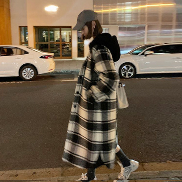 ALORA 黑白格紋拼接連帽外套 