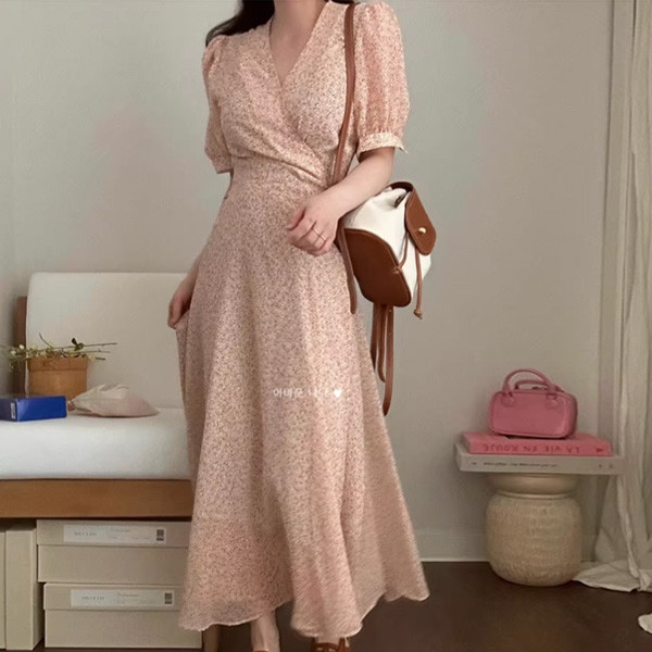 ALORA 復古V領滿版碎花長洋裝 