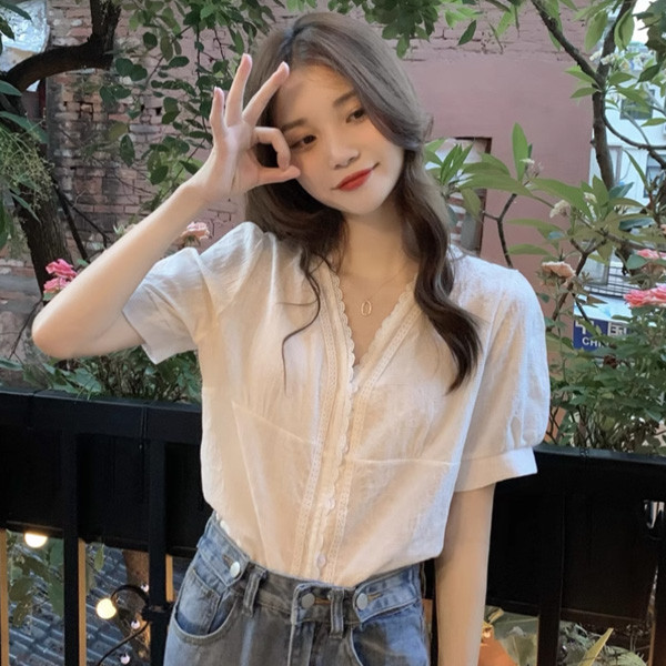 ALORA 清透可人V領蕾絲襯衫 