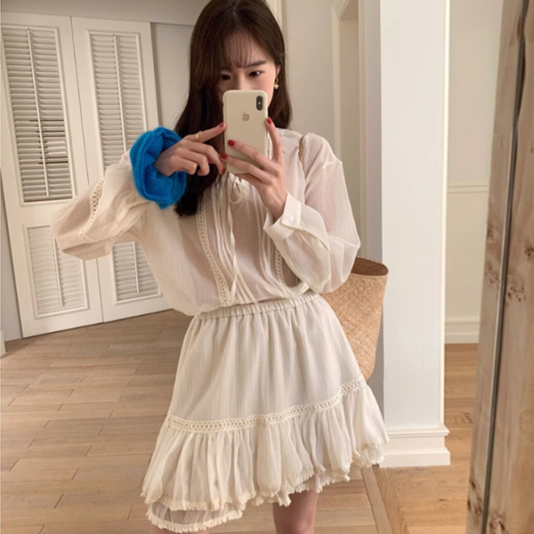 ALORA 柔軟浪漫木耳領兩件式套裝 
