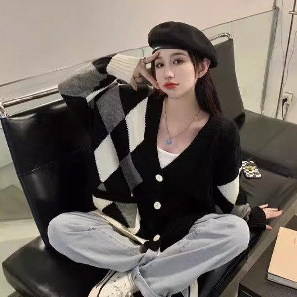 ALORA 灰階菱格開扣針織外套 