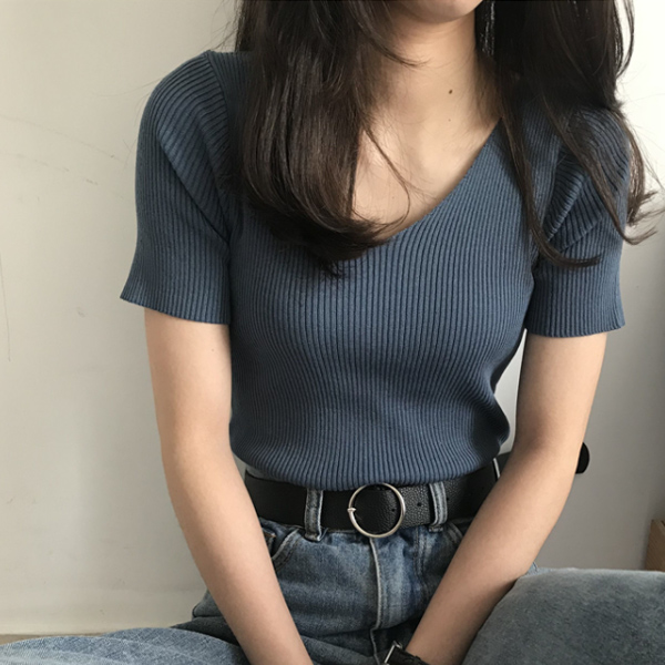 ALORA 薄款合身V領針織上衣 