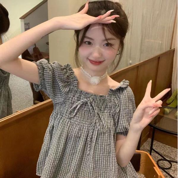 ALORA 胸前皺皺格紋泡泡袖上衣 