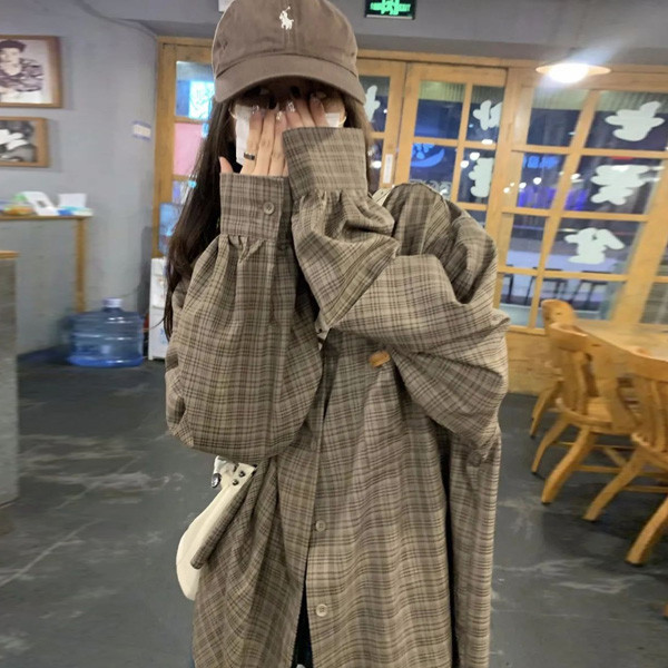 ALORA 摩卡格紋皮標長袖襯衫 