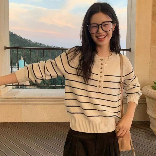 ALORA 胸前排釦橫條紋針織毛衣 