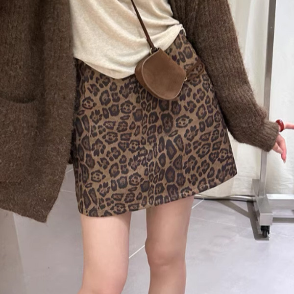 ALORA 耀眼群眾豹紋短裙 