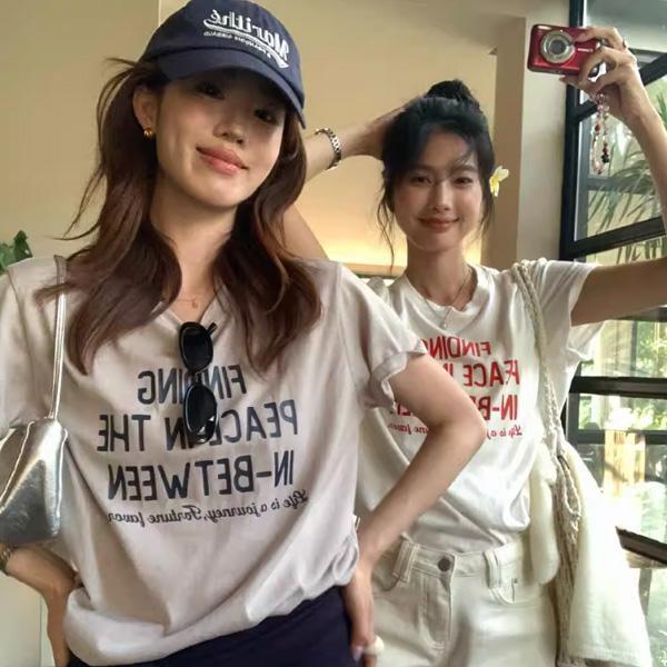 ALORA 三排英文字母印花短T 