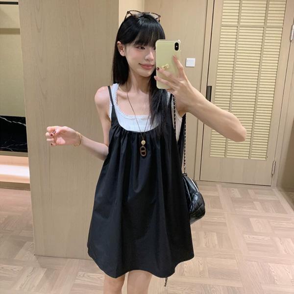 ALORA 小黑裙細肩帶吊帶洋裝 