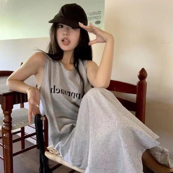 ALORA 甜酷感英文印花背心洋裝 