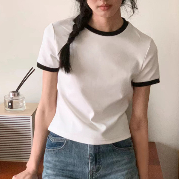 ALORA 滾黑邊短款正肩短T 