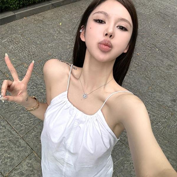 ALORA 純白繞脖肩帶洋裝 