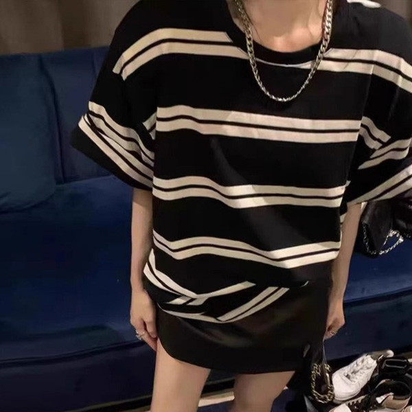 ALORA 好看黑條紋色塊短T 