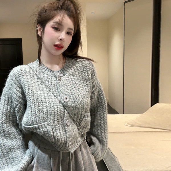 ALORA 蓬鬆感短版針織外套 