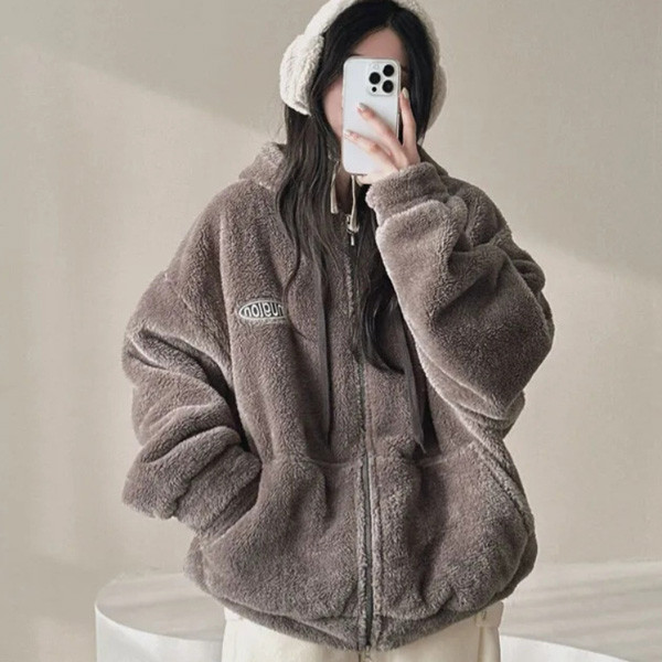 ALORA 小徽章刺繡羊羔毛外套 