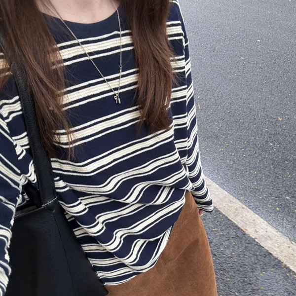 ALORA 黑白交錯橫條紋長T 