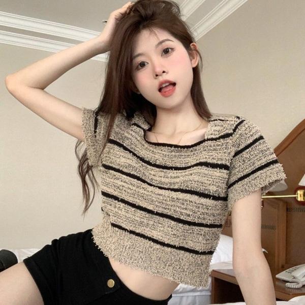 ALORA 橫條毛絨方領針織上衣 