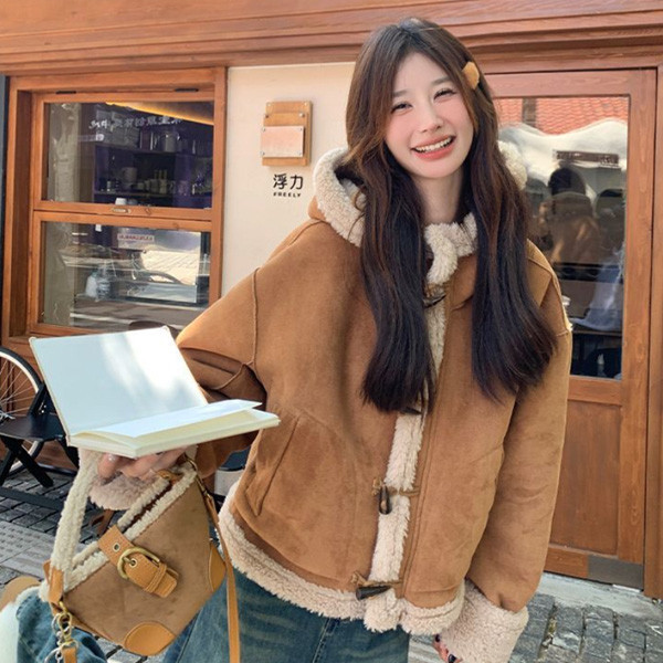 ALORA 童話故事皮毛一體牛角外套 