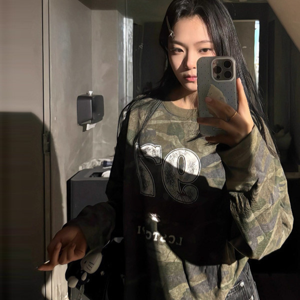 ALORA 美式復古迷彩長T 