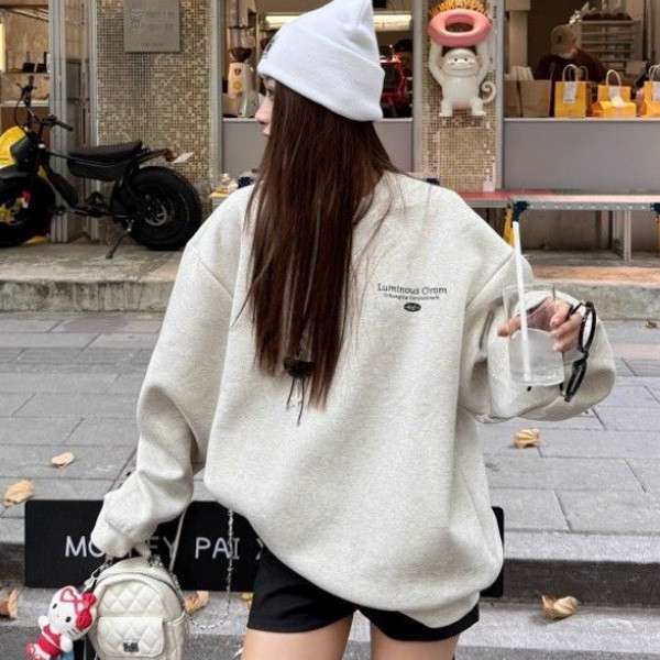 ALORA 背面經典英文字加絨衛衣 