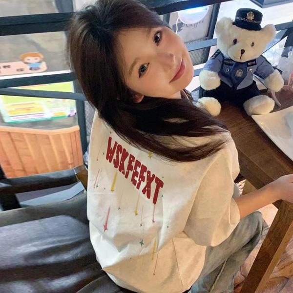 ALORA 星星噴漆印花短T 