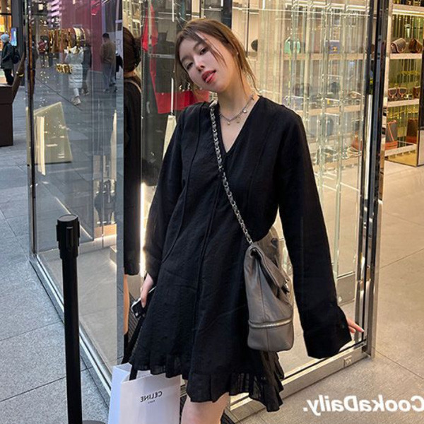 ALORA 慵懶V領小黑裙洋裝 