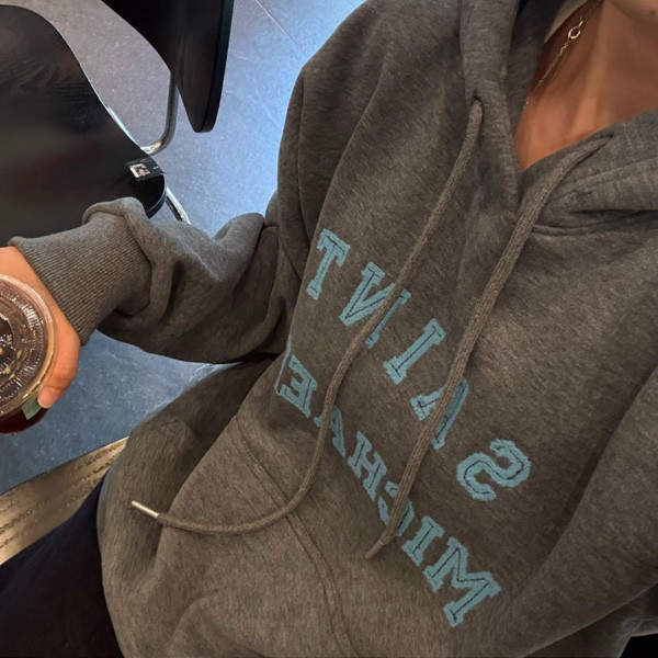 ALORA 藍色英文字拼貼連帽衛衣 