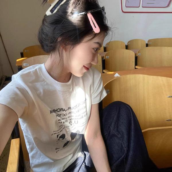 ALORA 黑白人物印花正肩短T 