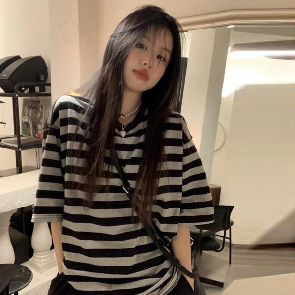 ALORA 慵懶黑灰條紋短T 