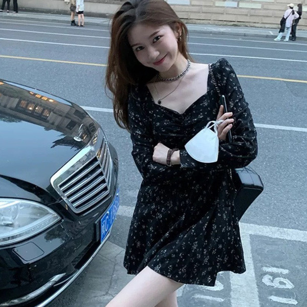 ALORA 小性感方領碎花長袖洋裝 