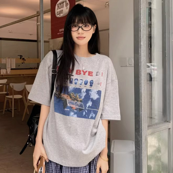 ALORA boybye人物印花短T 