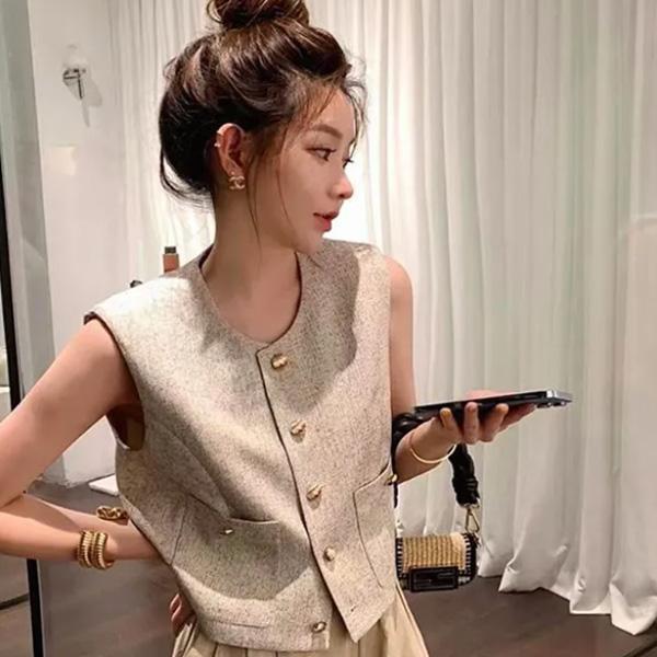 ALORA 小香風襟釦背心 