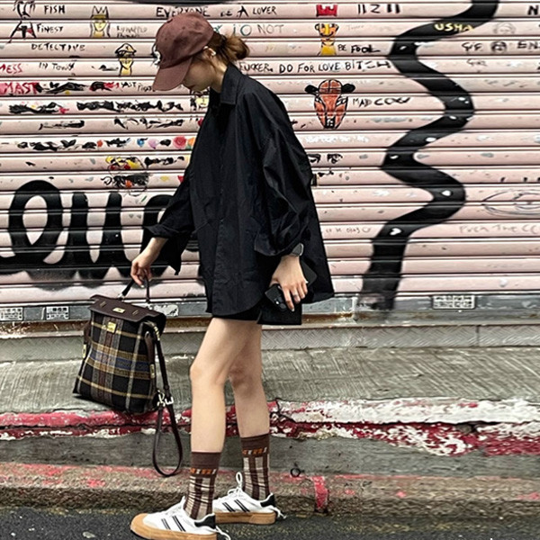 ALORA 黑系背面壓線長袖襯衫 