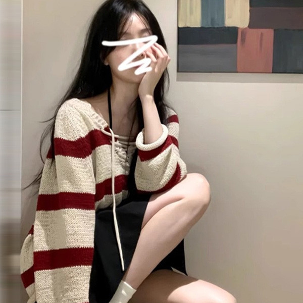 ALORA 胸前綁帶紅色塊針織上衣 