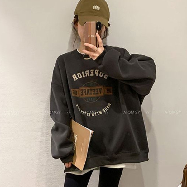 ALORA 徽章英文印花加絨衛衣 