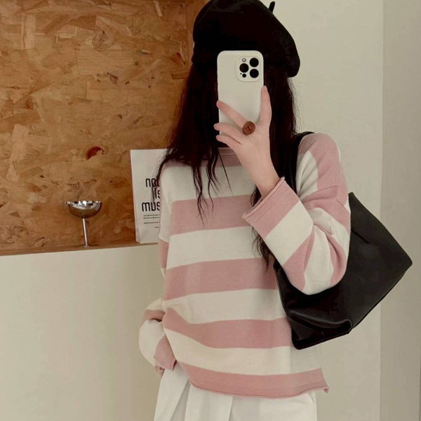 ALORA 減齡溫柔寬條針織上衣 