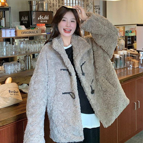 ALORA 摩卡色軟糯諾羊羔毛外套 