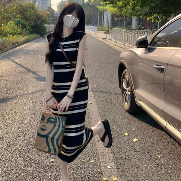 ALORA 黑白交錯條紋針織洋裝 