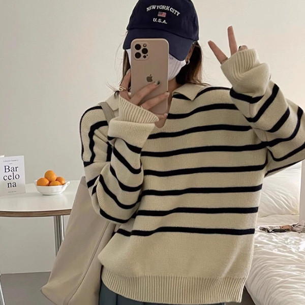 ALORA 小V領橫條POLO領針織 