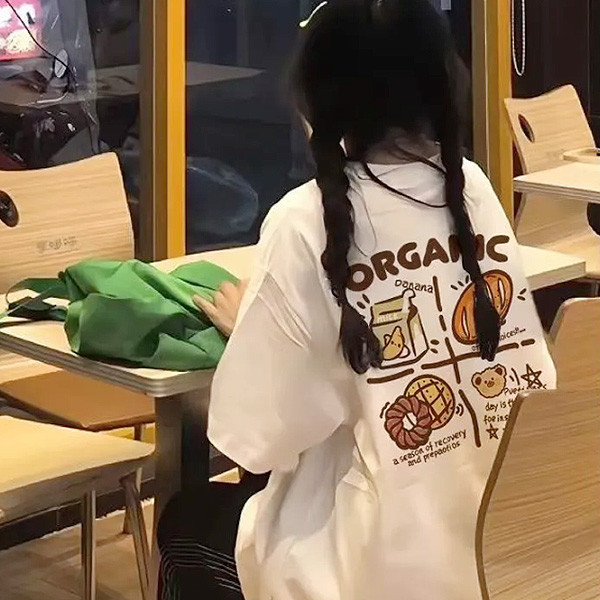 ALORA 背後麵包牛奶印花短T 