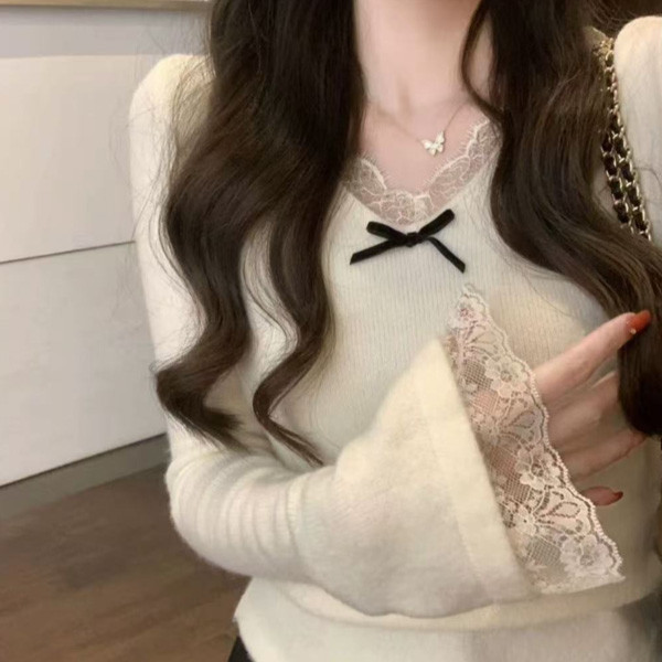 ALORA 蝴蝶結滾邊蕾絲喇叭袖上衣 