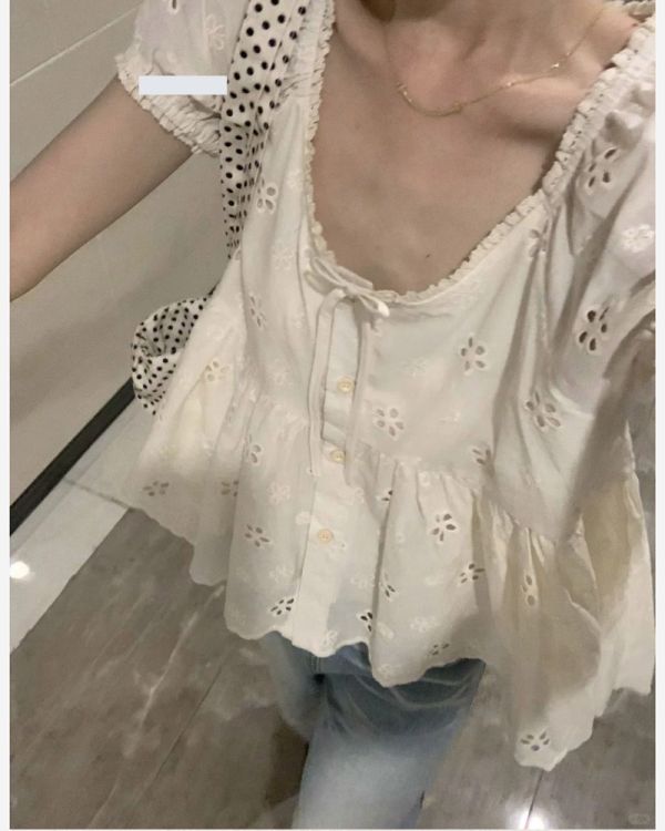 ALORA 小花蕾絲緹花簍空上衣 