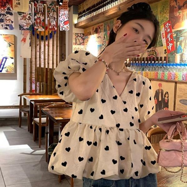 ALORA 滿版愛心V領泡泡袖上衣 
