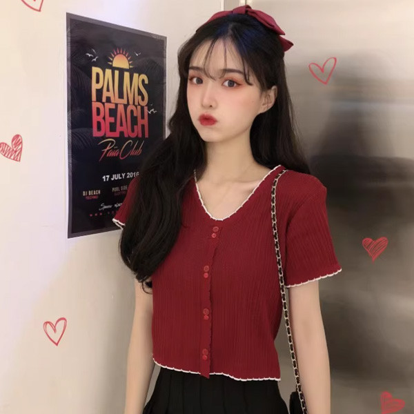 ALORA 可愛紅釦子V領針織上衣 