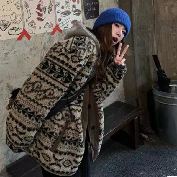 ALORA 費爾島風羊羔毛連帽外套 