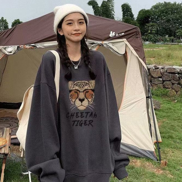 ALORA 墨鏡豹印花刷毛大學T 