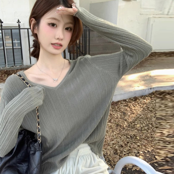 ALORA V領坑條感軟針織上衣 