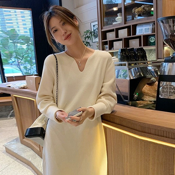ALORA 細節小V領針織洋裝 